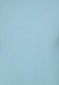 Lichtblauwe katoenen stof met een gladde textuur, gelijkmatig van kleur, zonder patronen of accenten zichtbaar, geschikt voor kleding of bekleding.