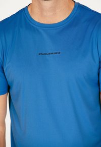 Endurance T-shirt med print - blauw