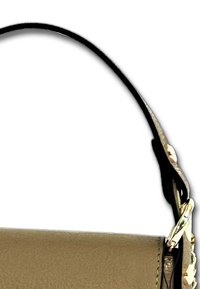 Nahaufnahme eines beige Lederhandtaschenträgers, verbunden mit einem goldenen Verschluss und schwarzem Untergrund vor einem weißen Hintergrund.