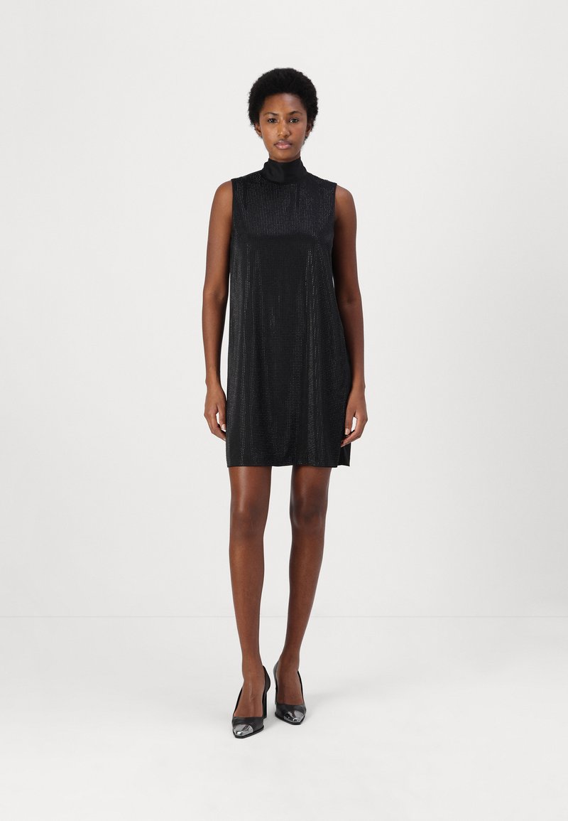 Svart ärmlös klänning med hög krage, med en texturerad tyg och subtila glittrande detaljer, som slutar ovanför knäet.