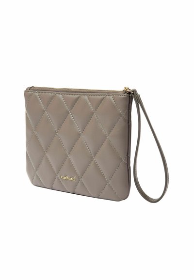 Gequilted grijs leren clutch met een ritssluiting, polsband en gouden logo-accent. Kenmerkt zich door een diagonaal ruitpatroon over het oppervlak.