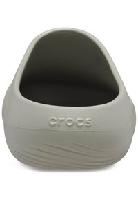 Zoccoli in gomma grigi chiari con superficie testurizzata, design senza retro e logo "crocs" in rilievo sul tallone. L'interno è nero.