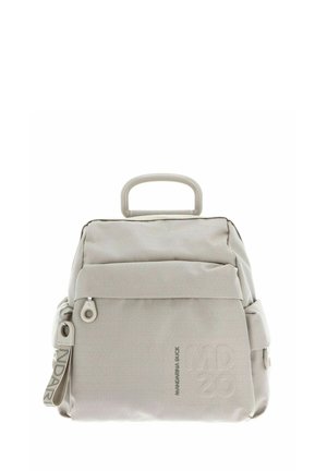 Sac à dos en tissu gris clair avec une poignée supérieure, poche frontale zippée et détail de logo. Dispose d'un design texturé et d'un matériel robuste.