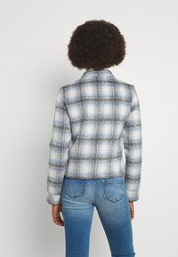ONLY Tall ONLLOU SHORT CHECK JACKET - Casaco de verão - pumice stone/allure
