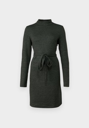 Vestido verde oscuro de manga larga con cuello halter y cinturón en la cintura. Tejido suave y texturizado con una silueta ajustada y corte a la altura de la rodilla.