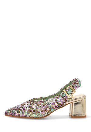 Zapato de tacón con punta puntiaguda y tiras trenzadas multicolor, hebilla en tono dorado y tacón ancho metálico brillante.