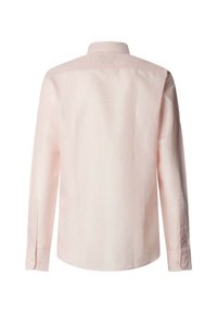 Męska koszula na długi rękaw na guziki w pionowe paski w bladym różowym i białym kolorze, widziana od tyłu.