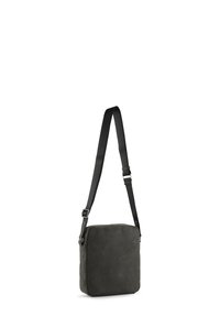 Borsa a tracolla nera in pelle con forma rettangolare, tracolla regolabile e una texture sottile. Presenta un design elegante senza hardware visibile.