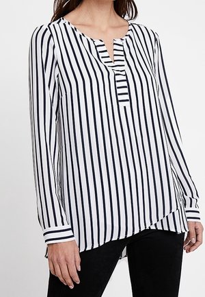 Biała i granatowa bluzka w paski z długim rękawem, dekoltem z wycięciem i guzikami. Tkanina jest gładka, o lekko luźnym kroju.