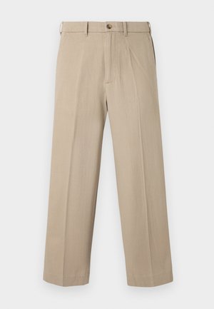 Μπεζ παντελόνι με ίσια γραμμή, θηλιές για ζώνη, κλείσιμο με κουμπί και μπροστινές τσέπες, εμφανιζόμενο σε απλό λευκό φόντο.