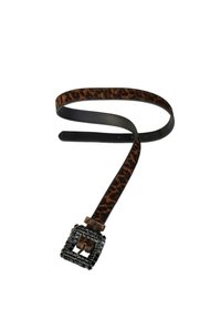 Curea cu imprimeu leopard și cataramă pătrată neagră. Materialul pare piele, cu o textură netedă. Curea subțire și reglabilă ca lungime.