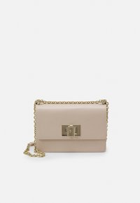 Borsa a tracolla in pelle beige con finitura testurizzata, hardware color oro e chiusura frontale. Cinghia a catena per versatilità.