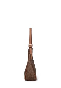 Bruine handtas met een patroon, een lichaam van textuurstof en een gladde bruine leren schouderriem, voorzien van een ritssluiting en een driehoekige vorm.