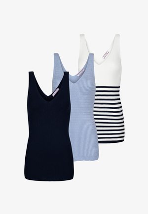 Drie gebreide tanktops: één marineblauw, één lichtblauw en één wit met marineblauwe strepen. Allemaal hebben ze een v-hals en ribbelstructuren.