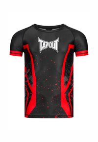 Camiseta deportiva negra con acentos rojos, diseño salpicado, mangas cortas y el logo "TAPOUT" prominentemente exhibido en el frente.