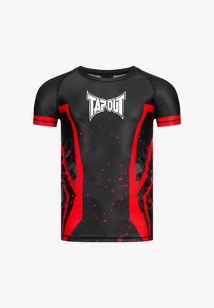 Crna atletska majica s crvenim akcentima, dizajn s mrljama, kratki rukavi i logo "TAPOUT" istaknuto prikazan na prednjoj strani.