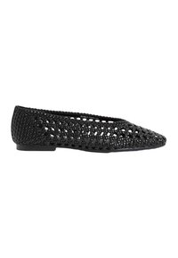Ballerine nere intrecciate con design a rete. Materiale leggero, punta appuntita, tacco basso e superficie texturizzata.