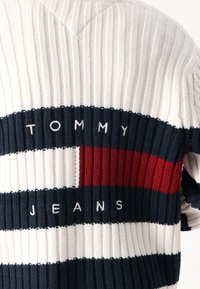 Tommy Jeans FLAG - Chaqueta de punto - ancient white