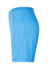Shorts de sport bleu clair avec une taille élastique, fabriqués en tissu lisse et respirant, présentant un petit logo blanc sur le côté inférieur.