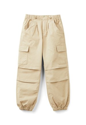 Beżowe spodnie cargo z elastycznym paskiem w talii, dwiema przednimi kieszeniami i dwoma dużymi bocznymi kieszeniami; ściągacze na nogawkach przy kostkach.