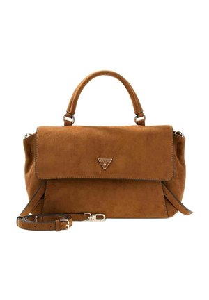 Braune Wildleder-Handtasche mit oben liegendem Griff, abnehmbarem Schulterriemen und kleinem dreieckigem Guess-Logo auf der vorderen Klappe.