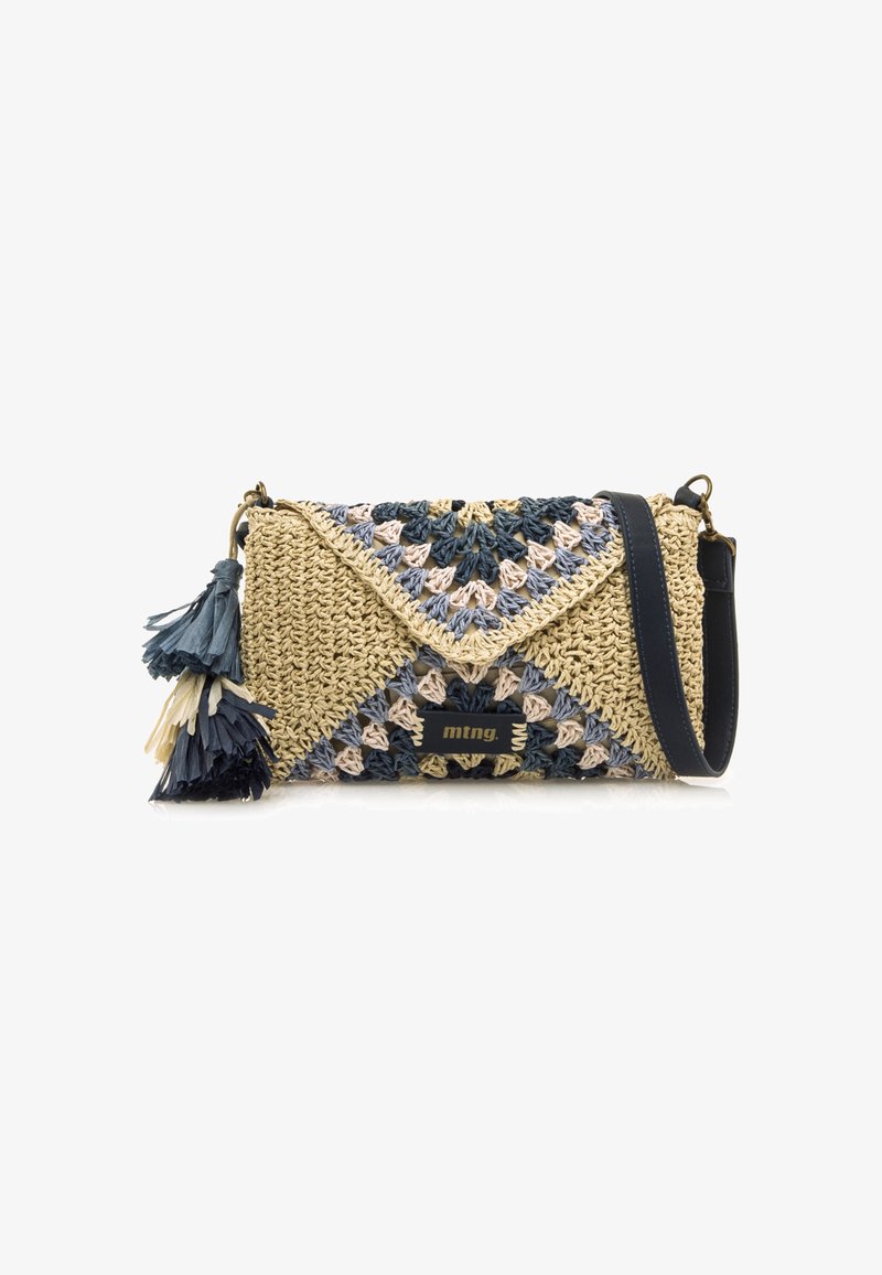 Bolso tejido de paja con patrones triangulares en beige, azul marino y azul claro. Incluye un tassel desmontable y una correa oscura con un logo.