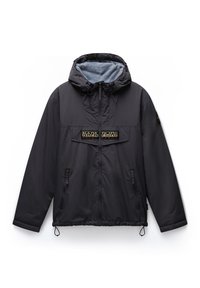 Sort hættejakke med lynlåslukning, fleeceforet hætte, to lynlåslommer foran og en tekstureret brandpatch på brystet.