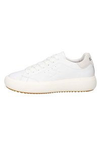Sneaker bianche basse con suola spessa, chiusura con lacci, sottile design in rilievo sul lato e linguetta in suede sul tallone con dettagli testuali.