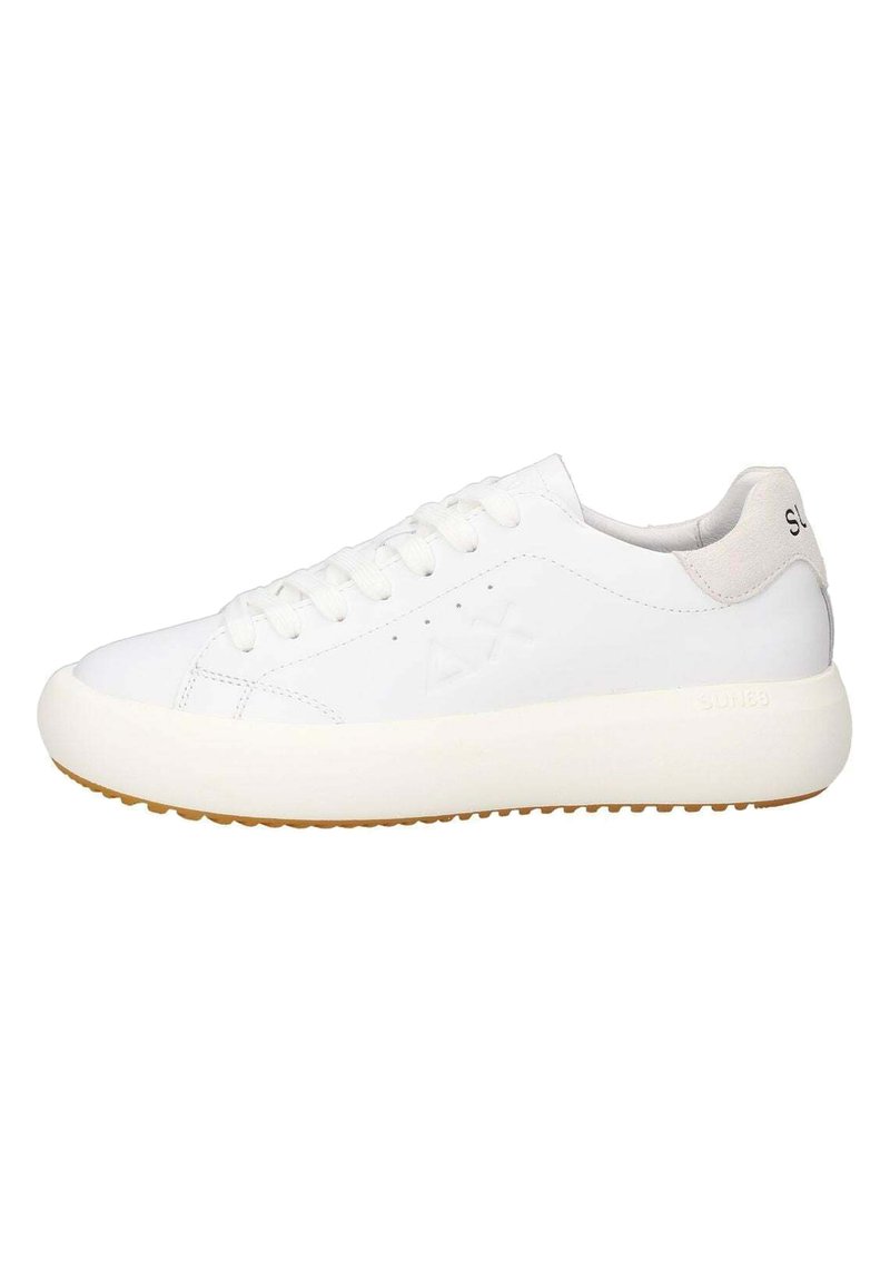 Sneaker bianche basse con suola spessa, chiusura con lacci, sottile design in rilievo sul lato e linguetta in suede sul tallone con dettagli testuali.
