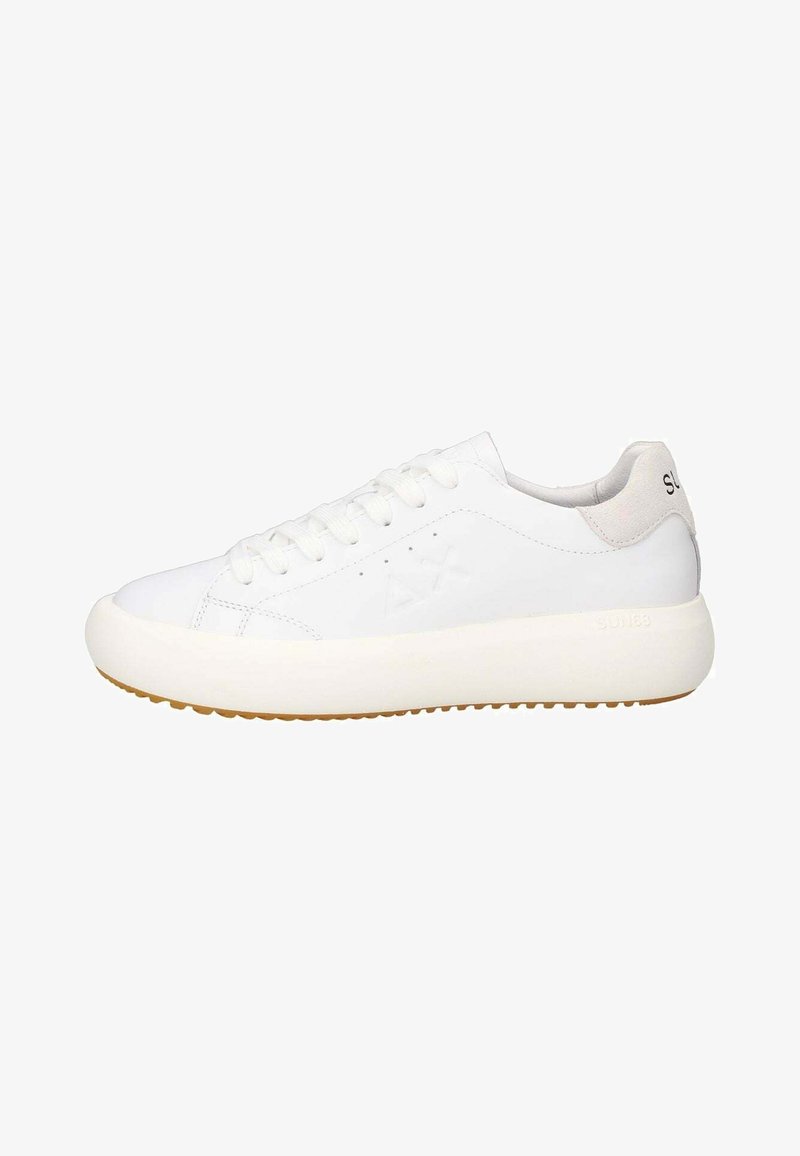 Sneaker bianche basse con suola spessa, chiusura con lacci, sottile design in rilievo sul lato e linguetta in suede sul tallone con dettagli testuali.