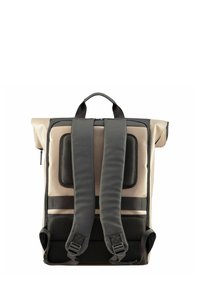 Rugzak met een beige waterdichte buitenkant, gevoerde zwarte schouderbanden, gaasdetails en een ritsafsluiting. Beschikt over een versterkt handvat en gespen.