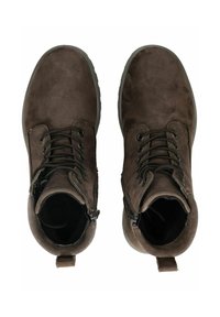 Stivaletti alla caviglia in suede marrone con superficie texturizzata, lacci e zip laterali. Presentano un colletto imbottito e una suola in gomma per una maggiore aderenza.
