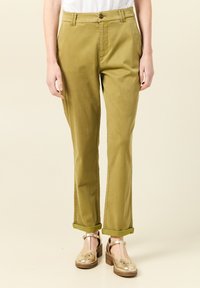 Pantaloni in cotone verde oliva con design a gamba dritta, con risvoltino alla caviglia e chiusura a un bottone in vita, dotati di tasche laterali.