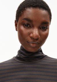 Langärmliges Rollkragenoberteil in dunkelgrauen und schwarzen Streifen, mit weicher Textur, tailliertem Design und hohem Kragen. Glatte Stoffoberfläche.