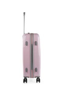 Maleta rígida de color rosa con un asa plateada retráctil, detalles en gris, ruedas dobles y una franja de cremallera vertical.