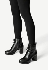 Tamaris Botines con cordones - black