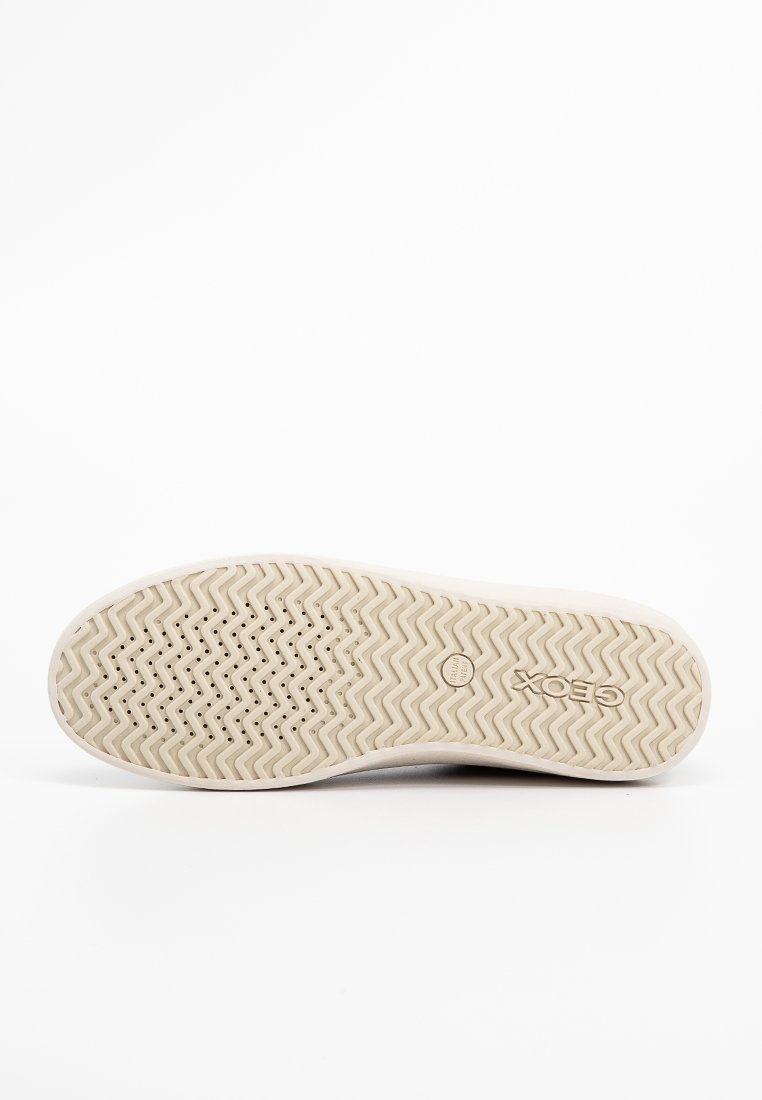 Witte sneakerzool met zigzagprofiel, gestructureerd oppervlak en merklogo. Duurzaam rubbert materiaal ontworpen voor grip en comfort.