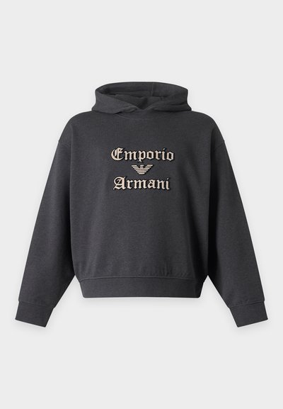 Sweat à capuche gris foncé à manches longues avec texte et logo "Emporio Armani" beige sur le devant.