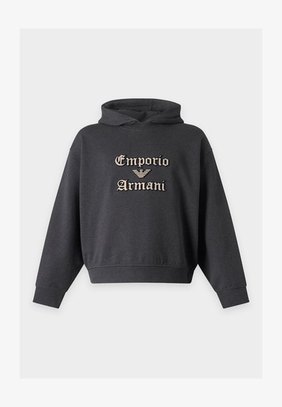 Sweat à capuche gris foncé à manches longues avec texte et logo "Emporio Armani" beige sur le devant.