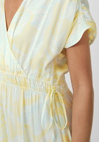 comma FRONCÉE EN  - Vestito casual - helles zitrone