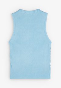 Lichtblauw geribbelde tanktop, mouwloos ontwerp, met een ronde halslijn en geplooide zijdetails. Soepele textuur met subtiele stretch.