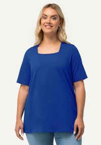 Top de manga corta azul royal con escote cuadrado, que presenta un corte relajado y una tela suave y ligera.