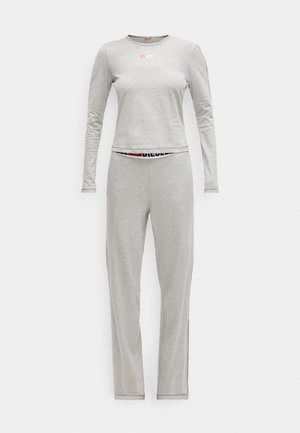 Conjunto de lounge de duas peças em cinza claro, com uma blusa de manga longa e calças a condizer, apresentando um pequeno logótipo da Diesel em vermelho e branco no peito.