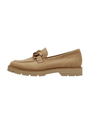 Mocasín de cuero beige con suela gruesa y detalle decorativo de cadena en la parte superior, diseñado para un uso casual o elegante.