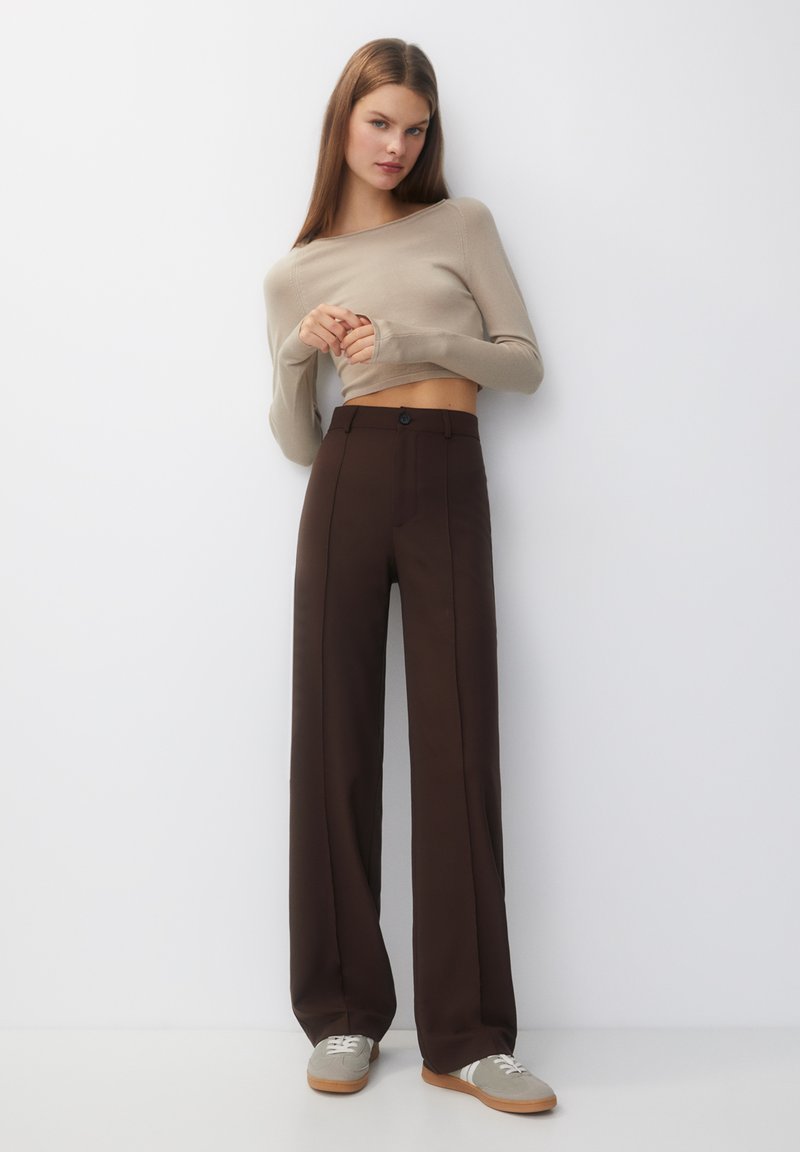 PULL&BEAR IM REGULAR-FIT MIT ZIERNAHT VORNE - Stoffhose - brown 