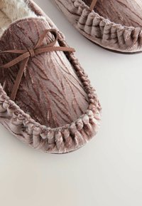 Next REGULAR FIT - - Domácí obuv - dark pink jaquard