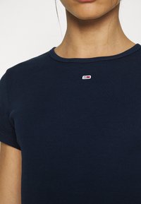 Tommy Jeans SLIM ESSENTIAL S - Paprasti marškinėliai - dark night navy