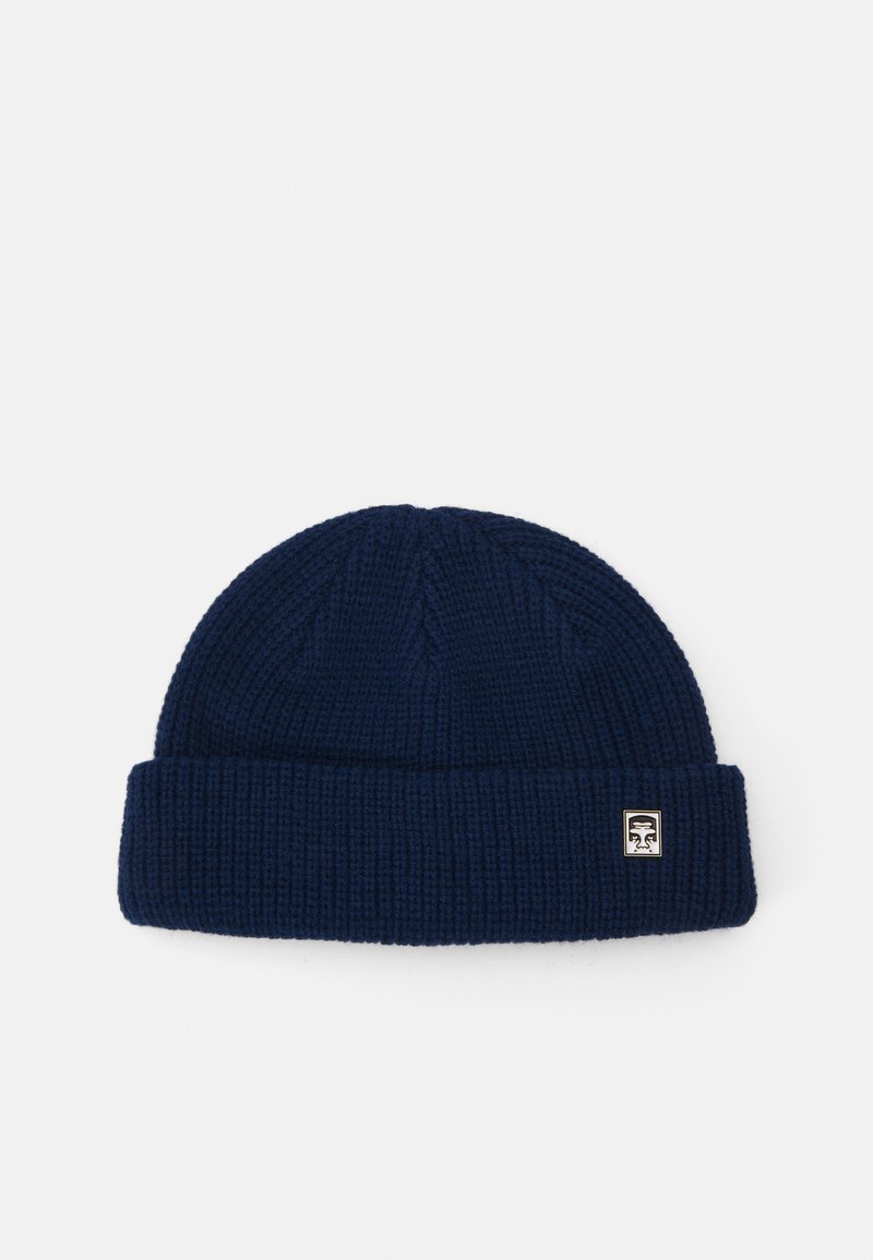 Gorro de malha azul-escuro com textura canelada, apresentando uma dobra na bainha e um pequeno emblema de logótipo na lateral.