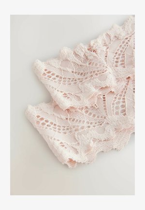 Stof din dantelă de culoare roz deschis, cu un model floral și margini ondulate, având o finisare moale și texturată.