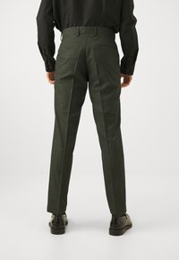 Isaac Dewhirst THE FASHION NOTCH SUIT SET - Κοστούμι - forest